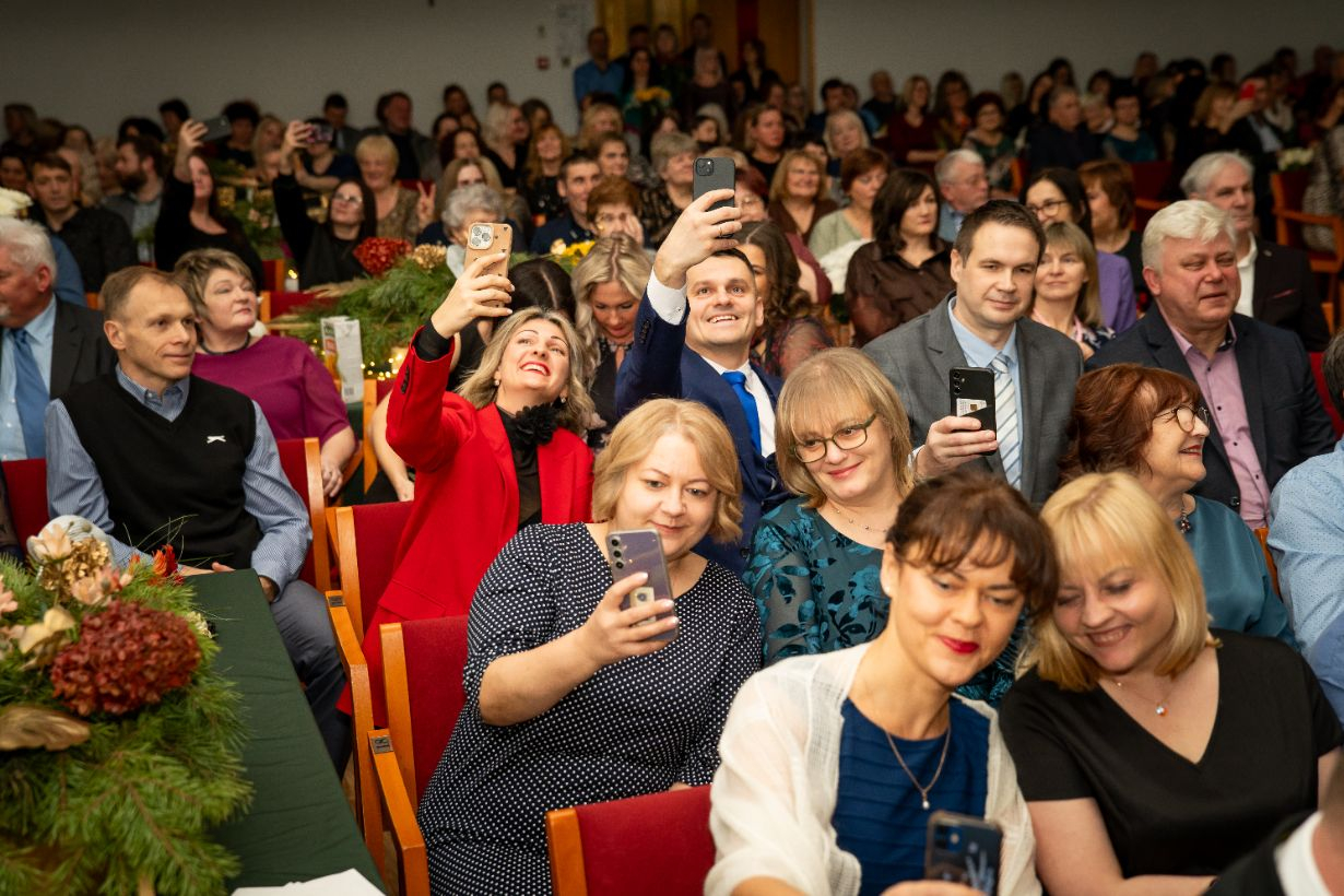 attēls: pasniegta Gulbenes novada gada balva izglītībā 2025