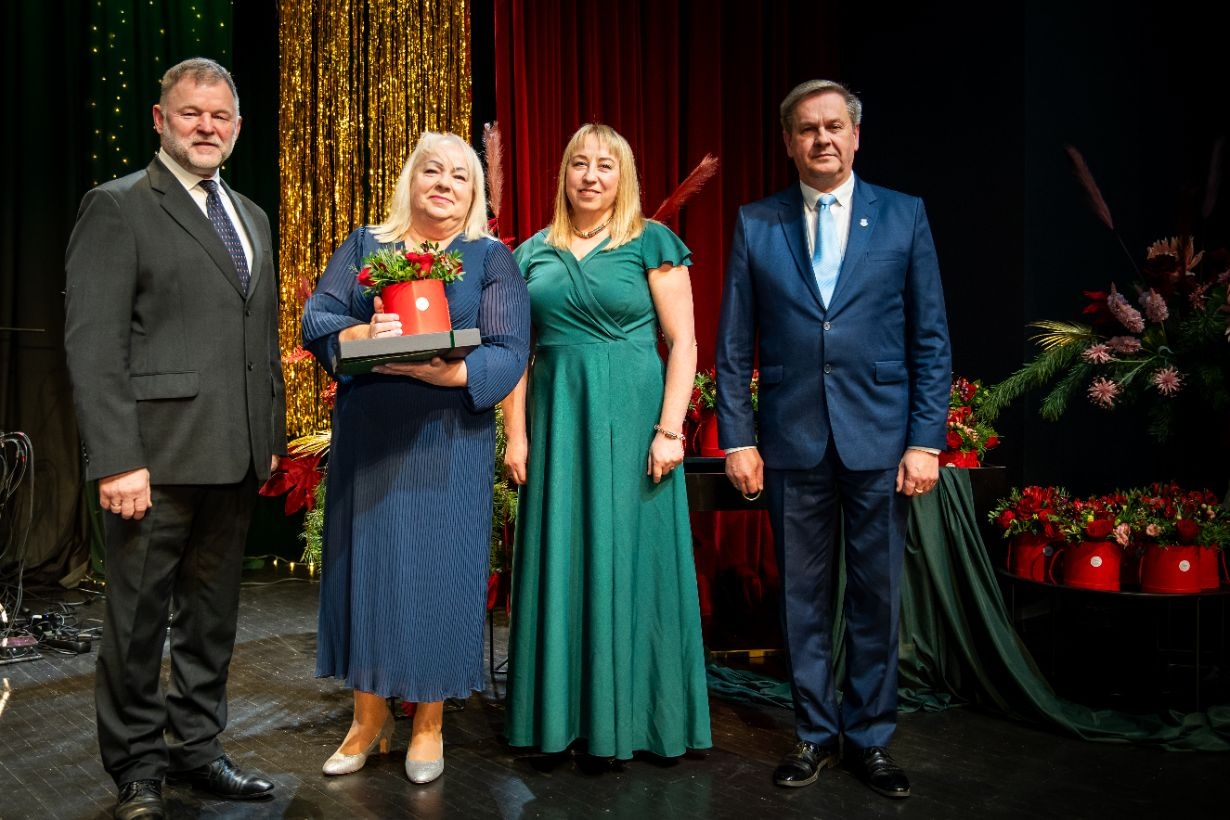 attēls: pasniegta Gulbenes novada gada balva izglītībā 2025