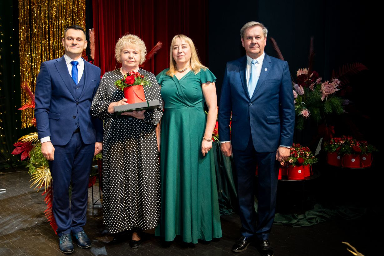 attēls: pasniegta Gulbenes novada gada balva izglītībā 2025