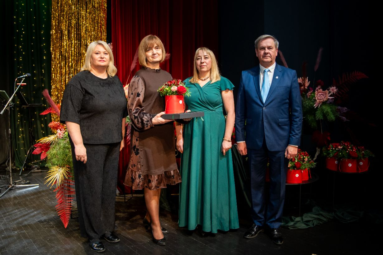 attēls: pasniegta Gulbenes novada gada balva izglītībā 2025