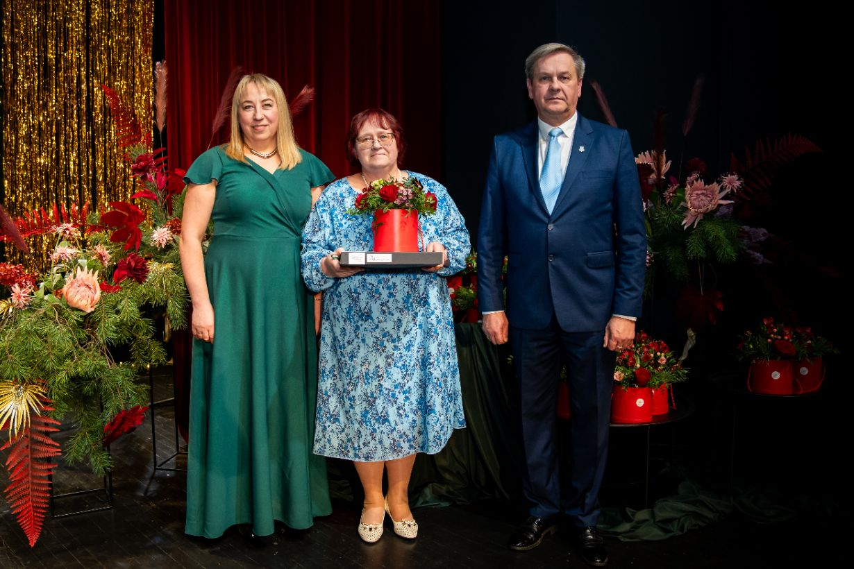 attēls: pasniegta Gulbenes novada gada balva izglītībā 2025