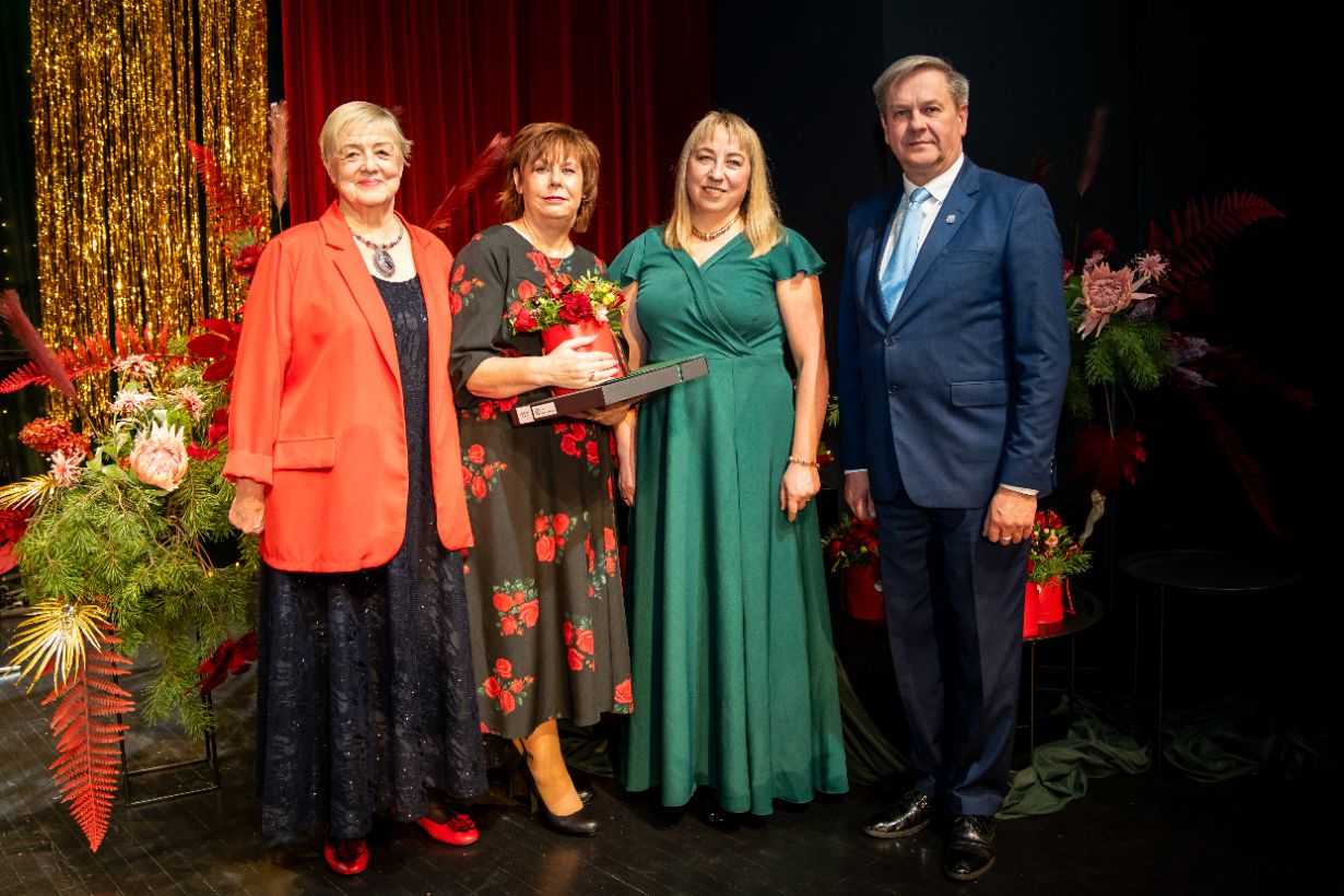 attēls: pasniegta Gulbenes novada gada balva izglītībā 2025