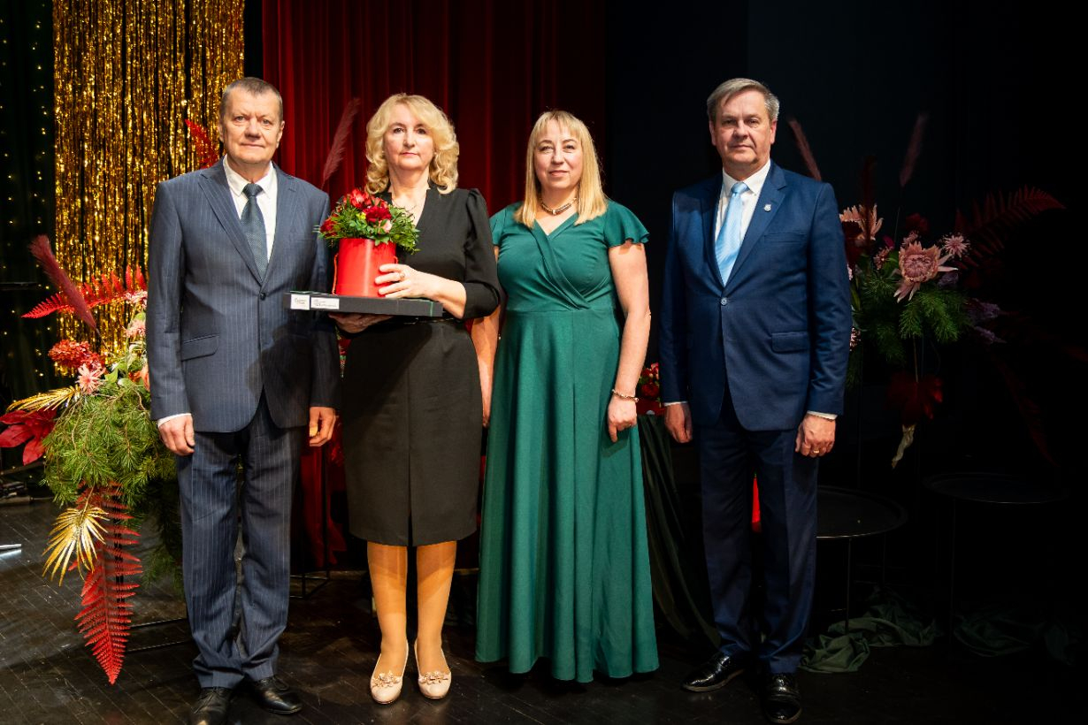 attēls: pasniegta Gulbenes novada gada balva izglītībā 2025