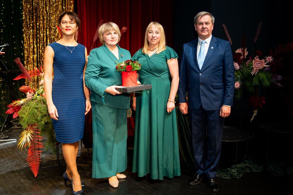 attēls: pasniegta Gulbenes novada gada balva izglītībā 2025