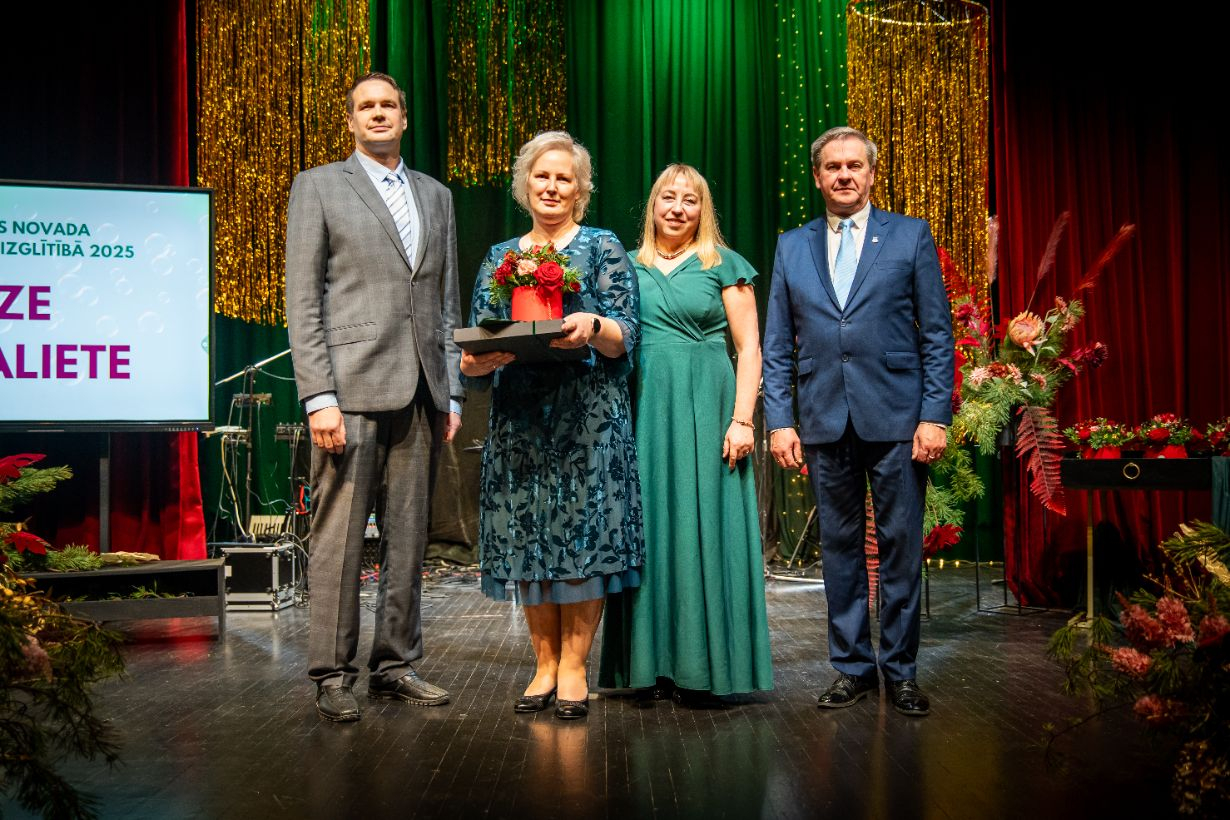 attēls: pasniegta Gulbenes novada gada balva izglītībā 2025