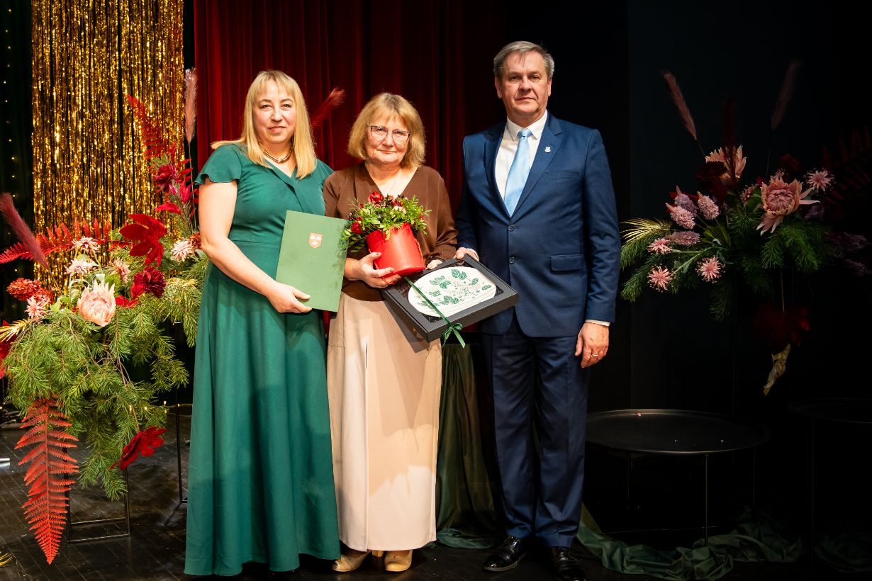 attēls: pasniegta Gulbenes novada gada balva izglītībā 2025