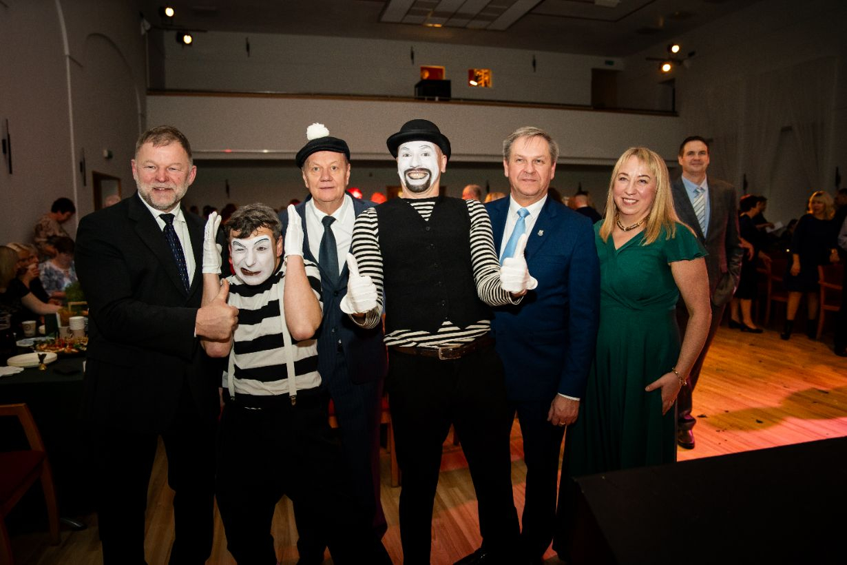 attēls: pasniegta Gulbenes novada gada balva izglītībā 2025