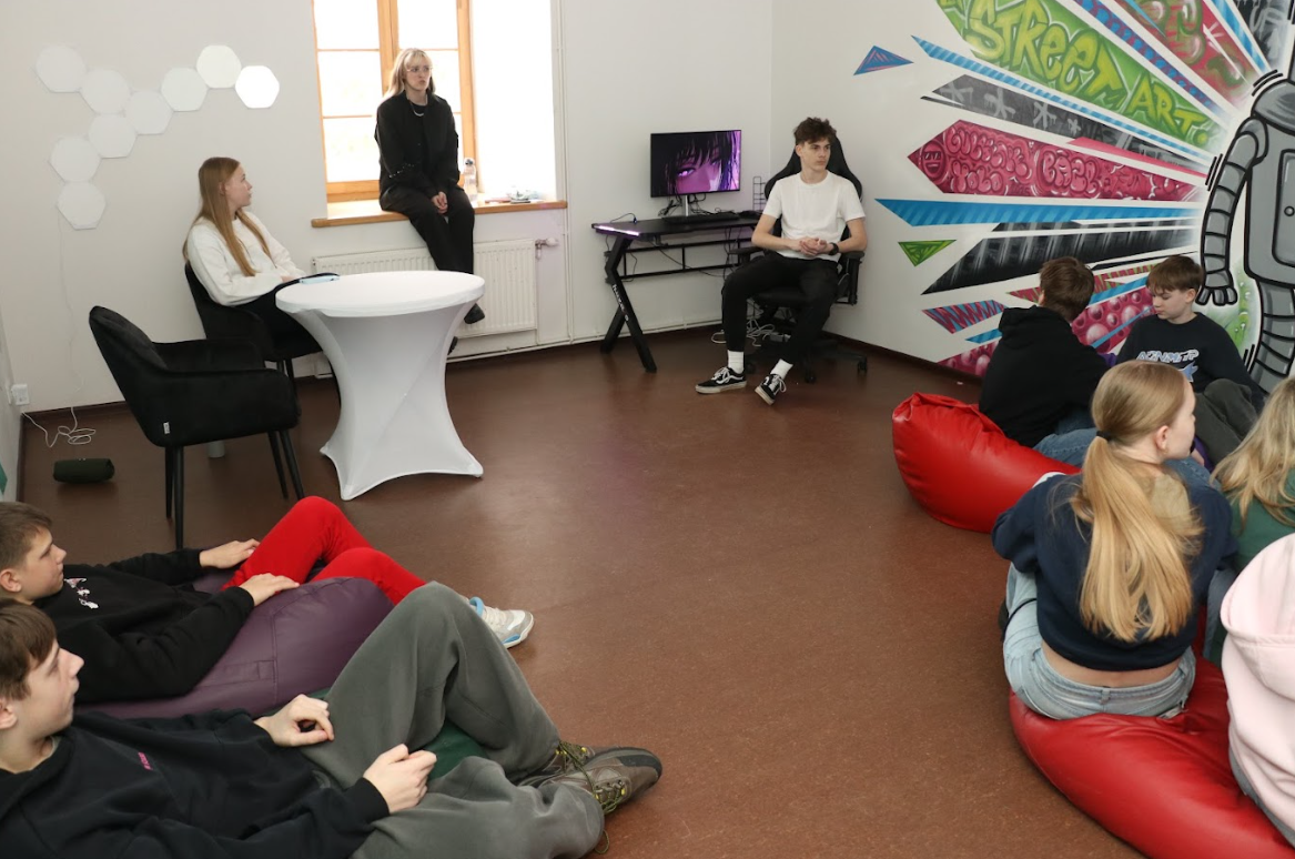 Attēls: Jaudīgs digitālā projekta noslēguma pasākums — jauniešu diskusija “Virtuālā dzīve vai realitāte?”