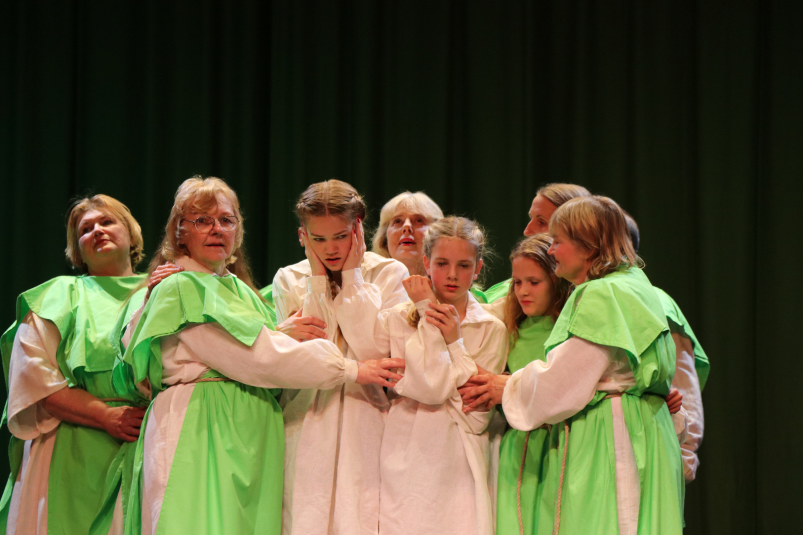 Foto: noslēgusies teātru parāde ar 10 izrādēm