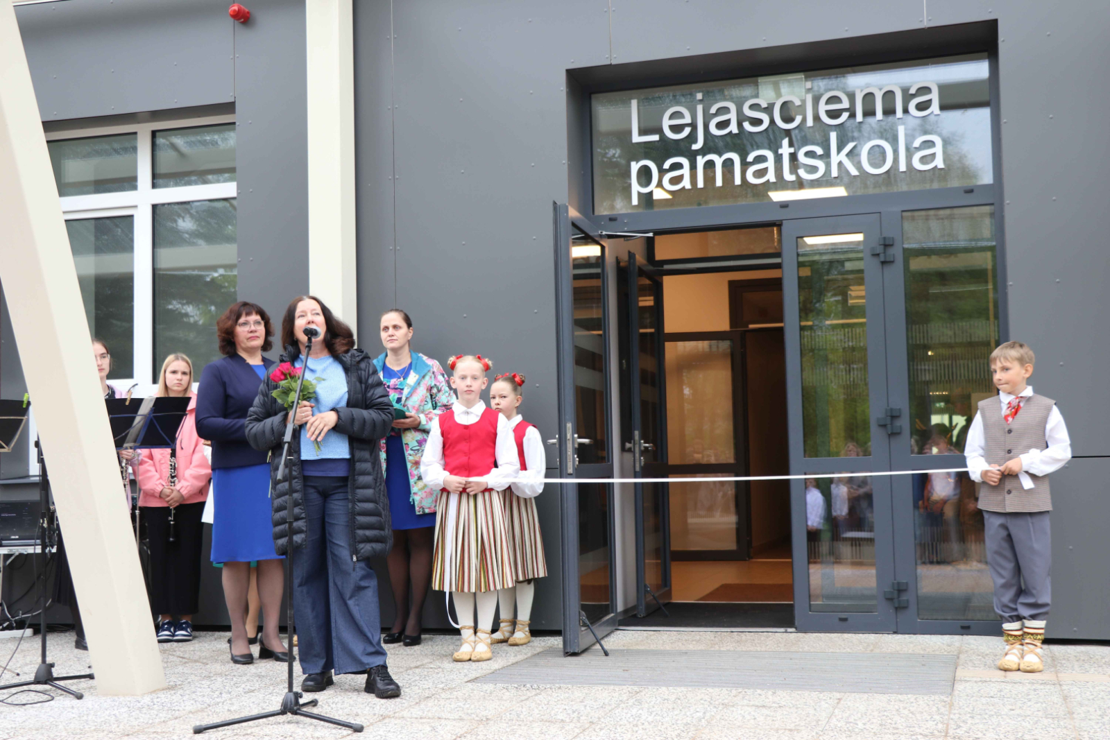 Renovētās skolas ēkas atklāšanas svētki Lejasciemā