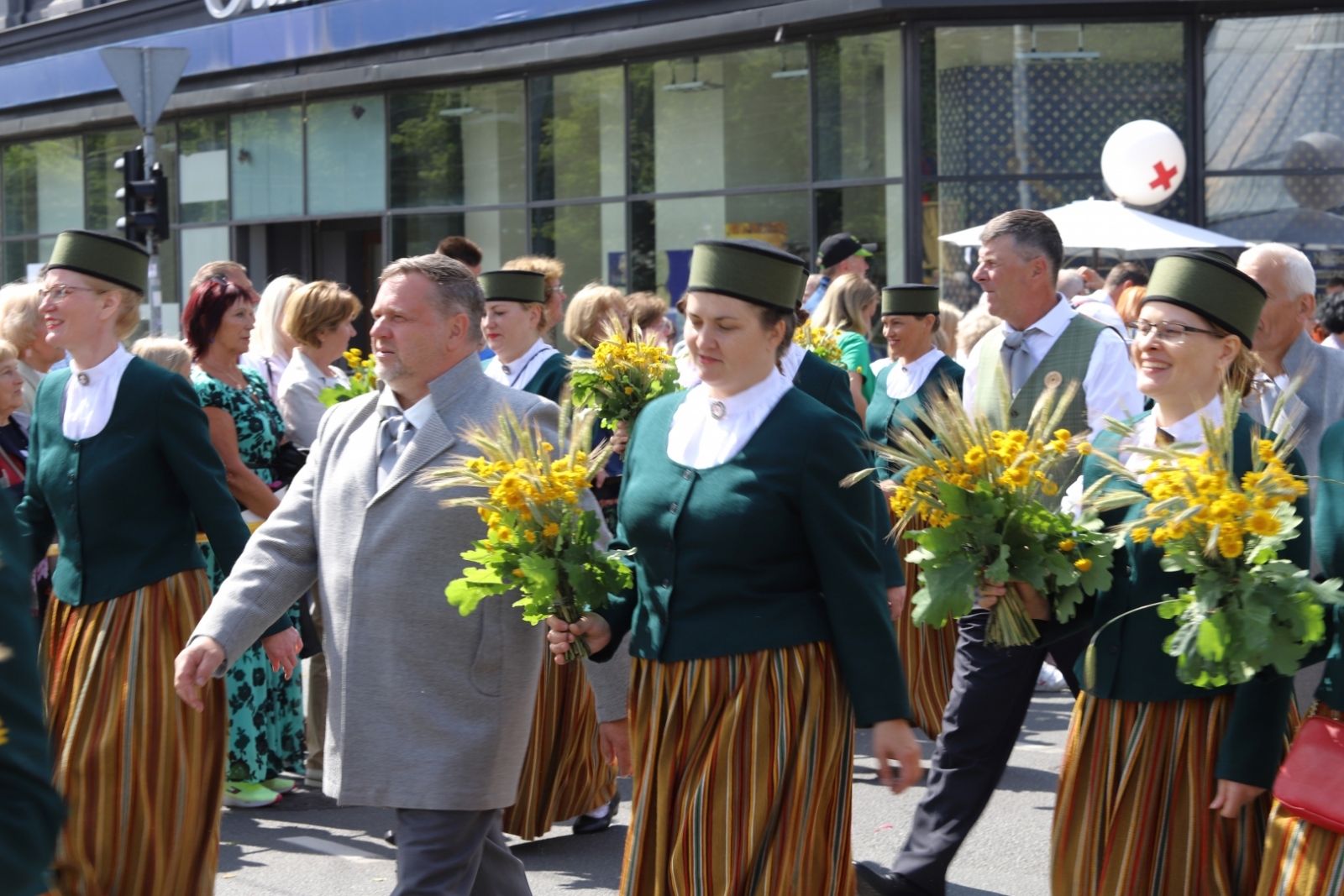 Attēls: Gulbenes novada dalībnieki dižojas Dziesmu un deju svētku gājienā