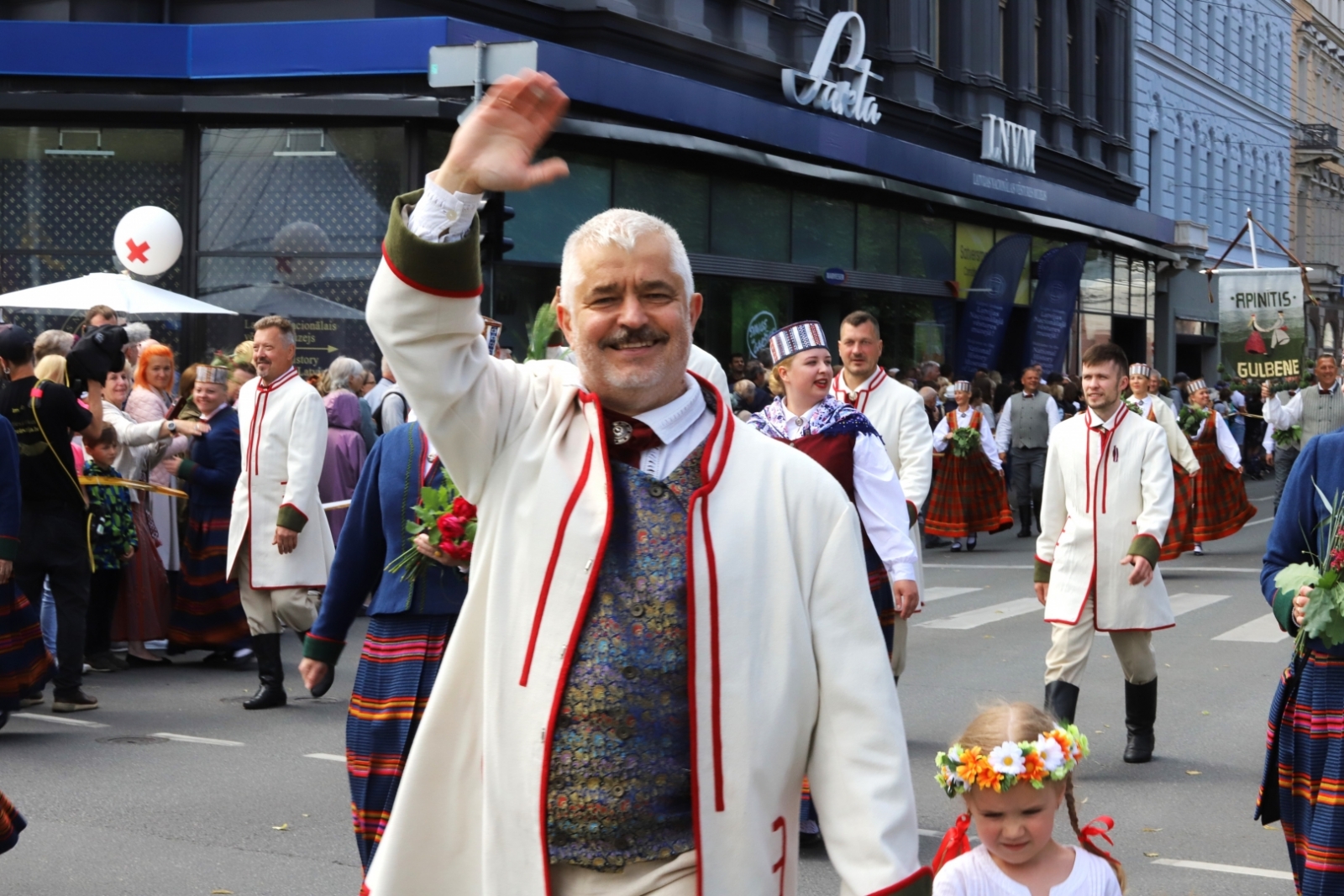 Attēls: Gulbenes novada dalībnieki dižojas Dziesmu un deju svētku gājienā