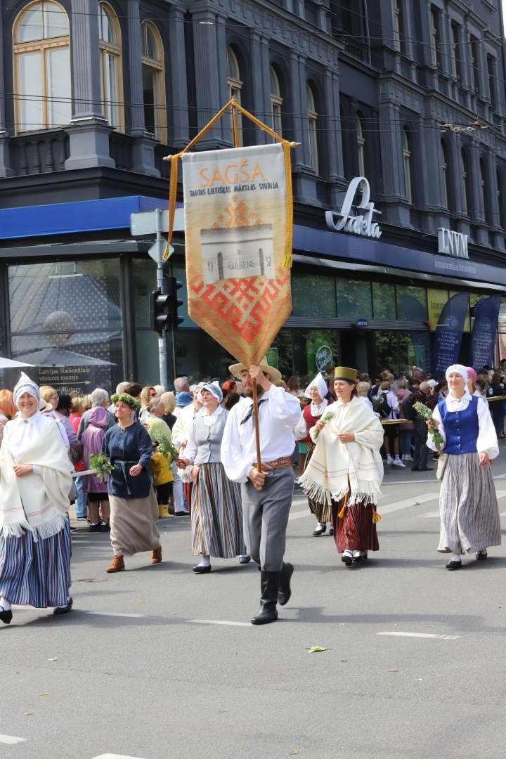 Attēls: Gulbenes novada dalībnieki dižojas Dziesmu un deju svētku gājienā