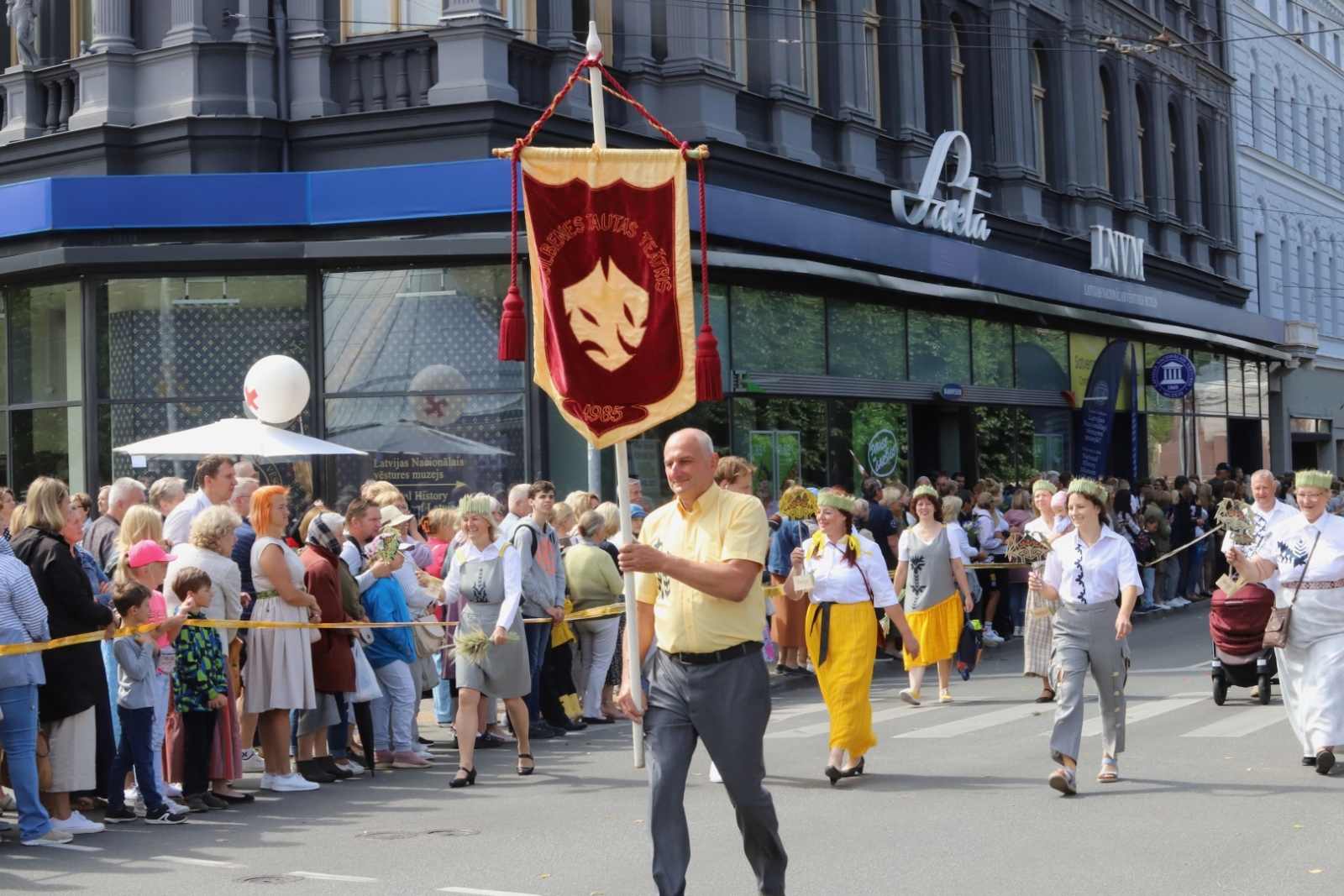 Attēls: Gulbenes novada dalībnieki dižojas Dziesmu un deju svētku gājienā