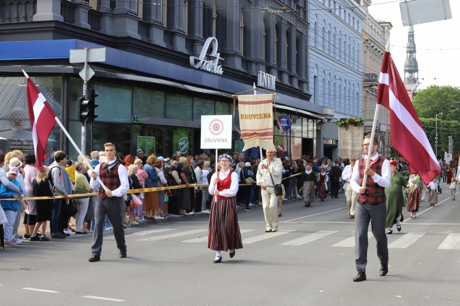 Attēls: Gulbenes novada dalībnieki dižojas Dziesmu un deju svētku gājienā
