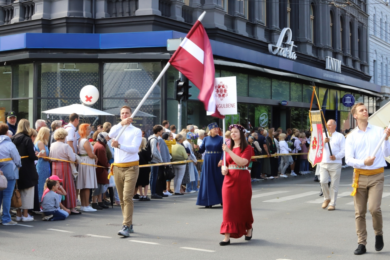 Attēls: Gulbenes novada dalībnieki dižojas Dziesmu un deju svētku gājienā