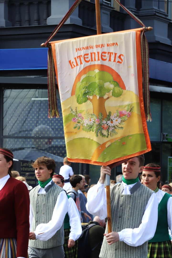 Attēls: Gulbenes novada dalībnieki dižojas Dziesmu un deju svētku gājienā
