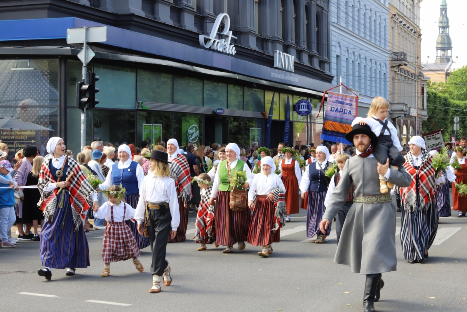 Attēls: Gulbenes novada dalībnieki dižojas Dziesmu un deju svētku gājienā
