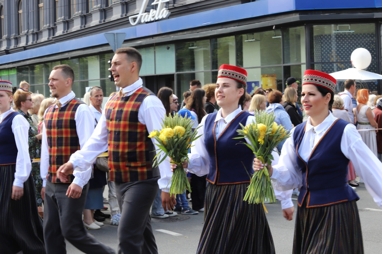 Attēls: Gulbenes novada dalībnieki dižojas Dziesmu un deju svētku gājienā