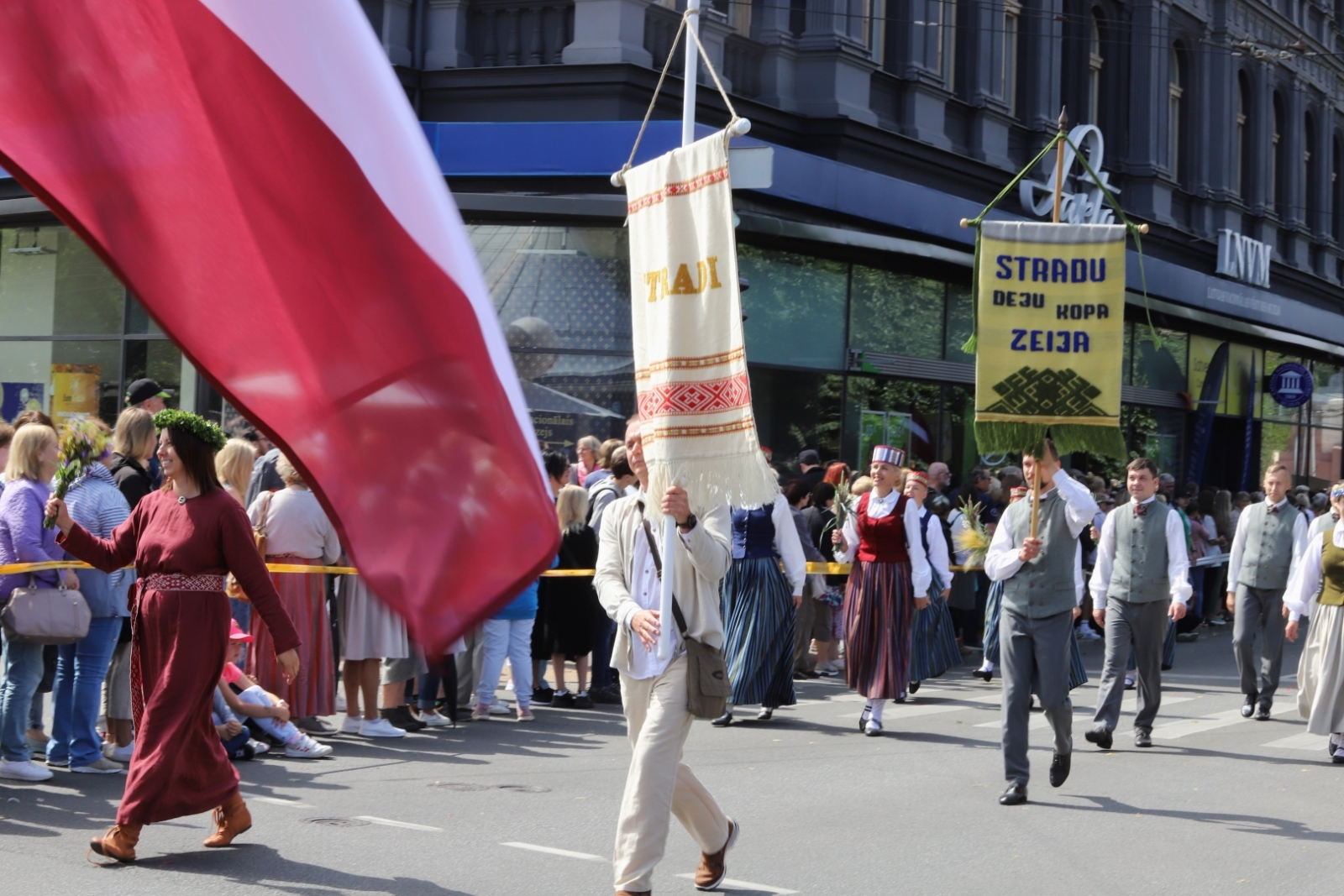 Attēls: Gulbenes novada dalībnieki dižojas Dziesmu un deju svētku gājienā