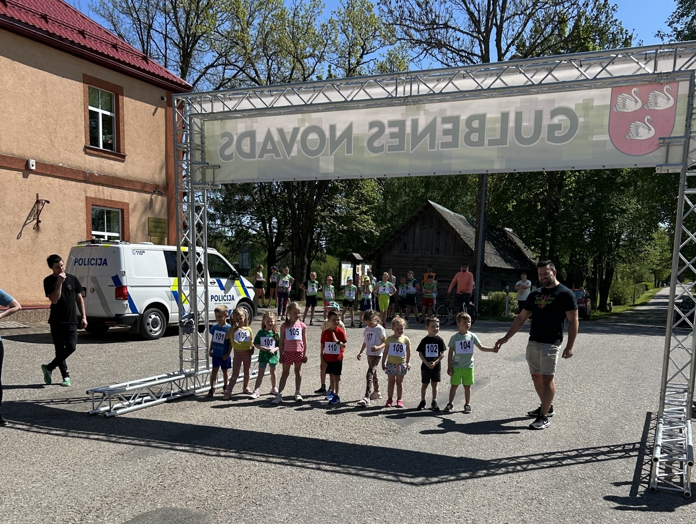 Attēls: tradicionālā tautas skrējiena “Rankas apļi 2023” dalībnieki