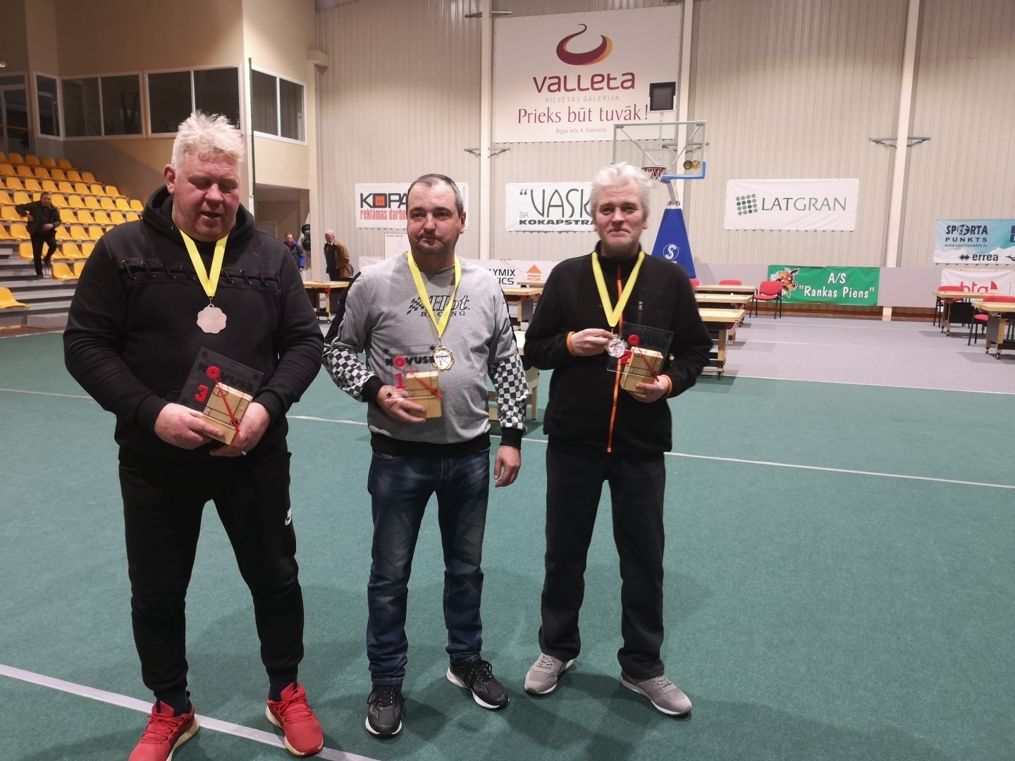 Attēlā Gulbenes novada novusa spēlētāju apbalvošana vīriešiem