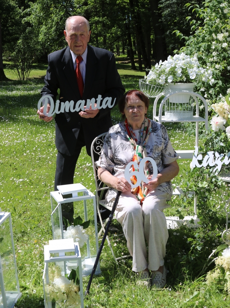Attēls: 15.06.2024. Stāmerienas pils dārzā tika svinētas Goda kāzu jubilejas.