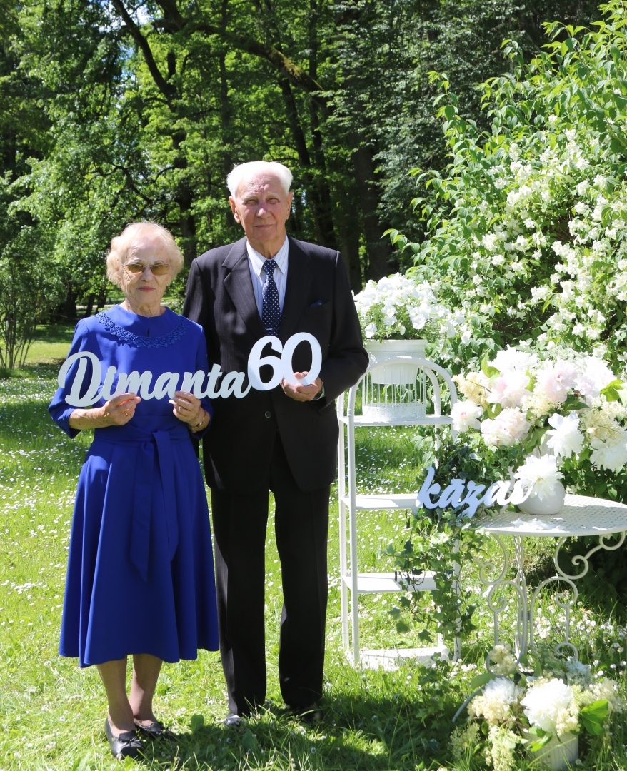 Attēls: 15.06.2024. Stāmerienas pils dārzā tika svinētas Goda kāzu jubilejas.