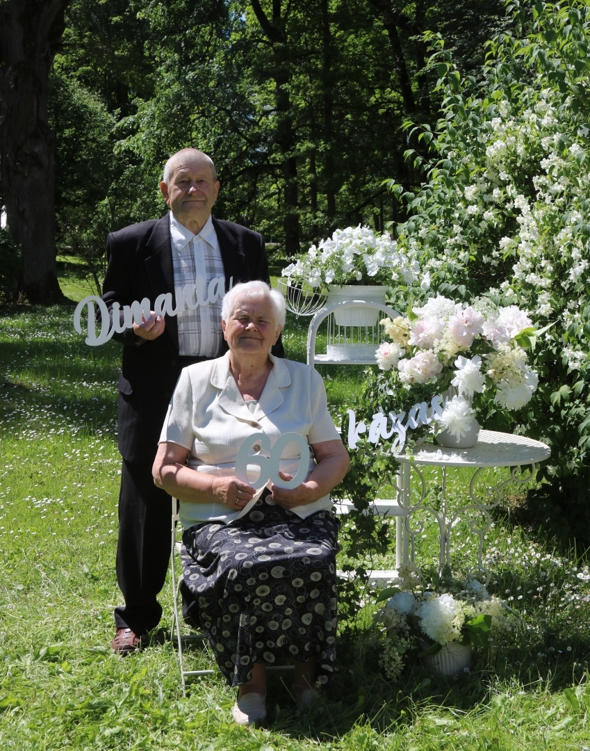 Attēls: 15.06.2024. Stāmerienas pils dārzā tika svinētas Goda kāzu jubilejas.