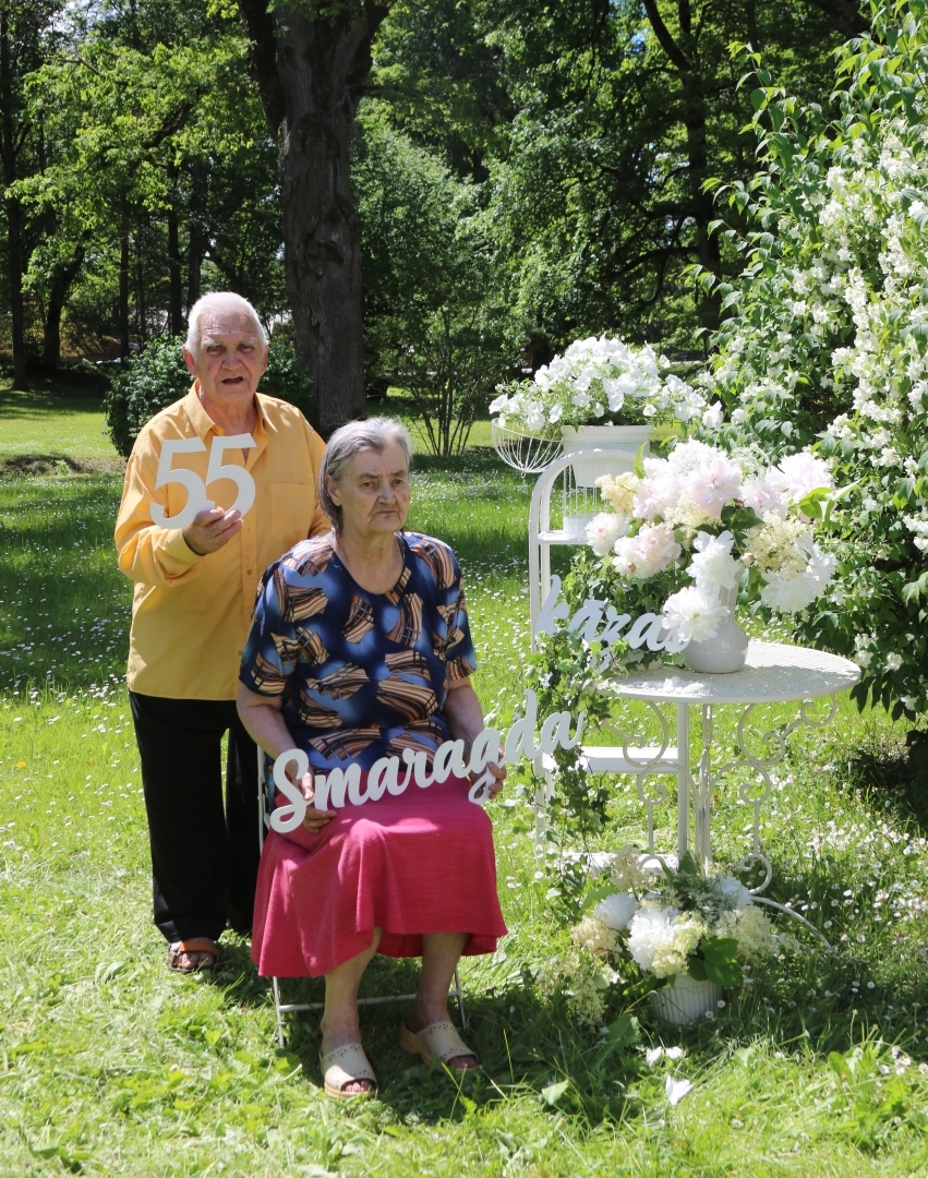 Attēls: 15.06.2024. Stāmerienas pils dārzā tika svinētas Goda kāzu jubilejas.