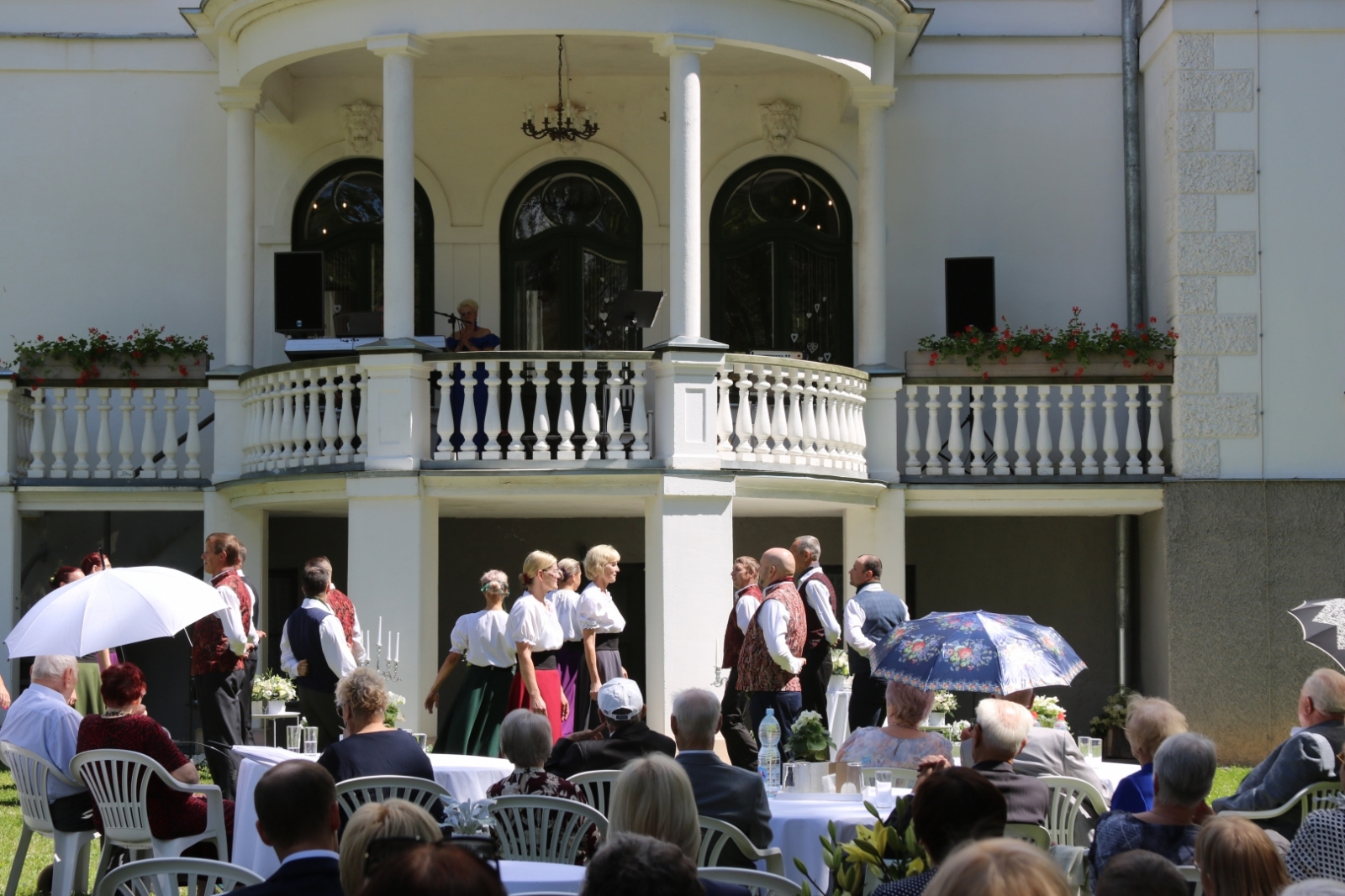 Attēls: 15.06.2024. Stāmerienas pils dārzā tika svinētas Goda kāzu jubilejas.