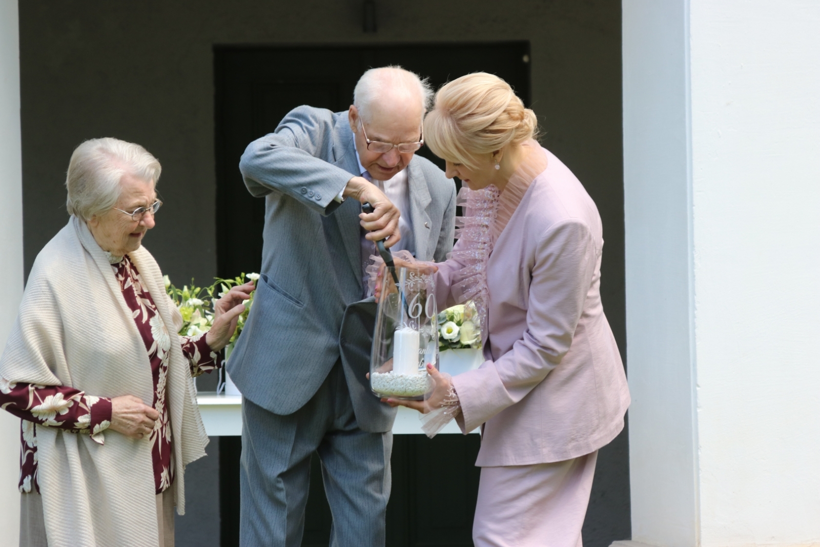 Attēls: 15.06.2024. Stāmerienas pils dārzā tika svinētas Goda kāzu jubilejas.
