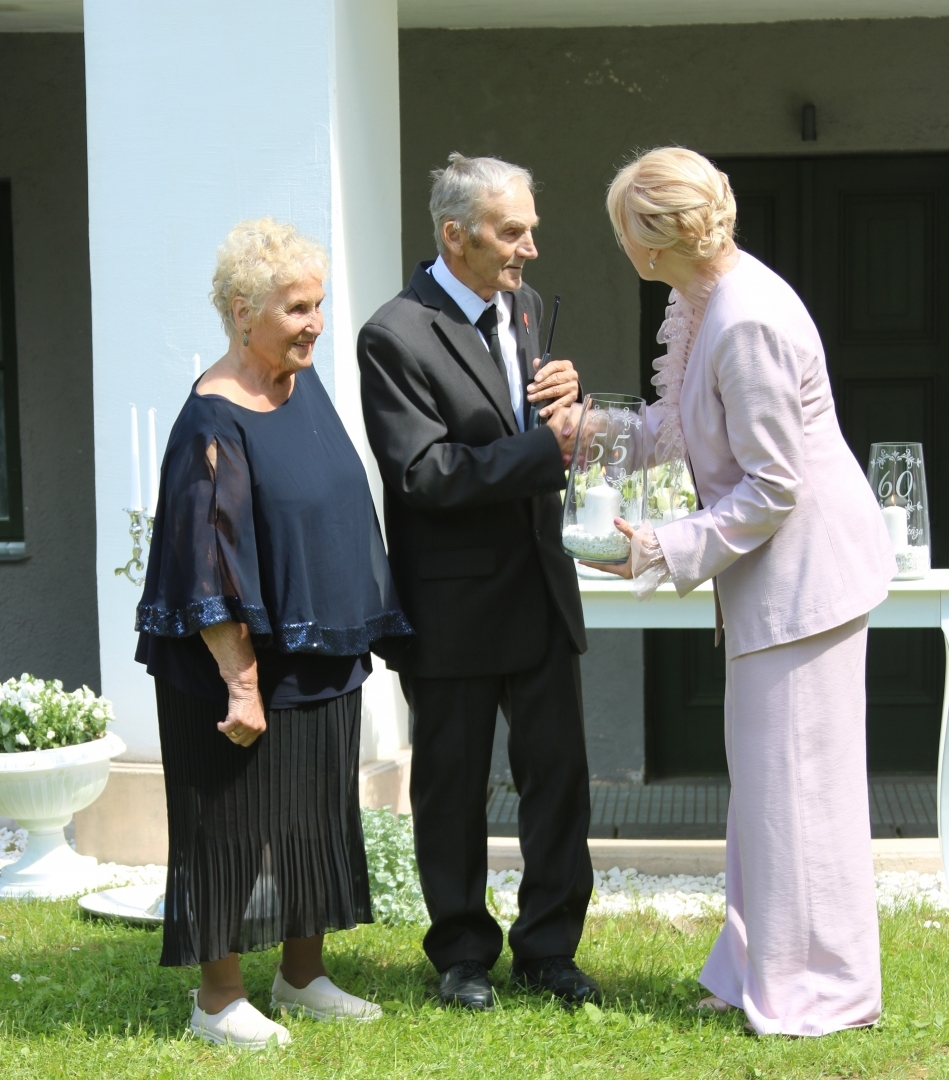 Attēls: 15.06.2024. Stāmerienas pils dārzā tika svinētas Goda kāzu jubilejas.