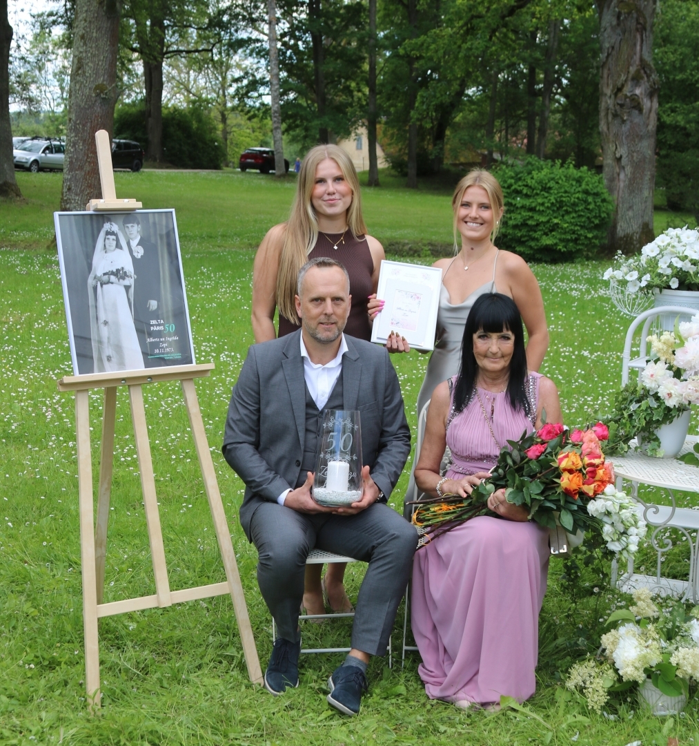 Attēls: 15.06.2024. Stāmerienas pils dārzā tika svinētas Goda kāzu jubilejas.