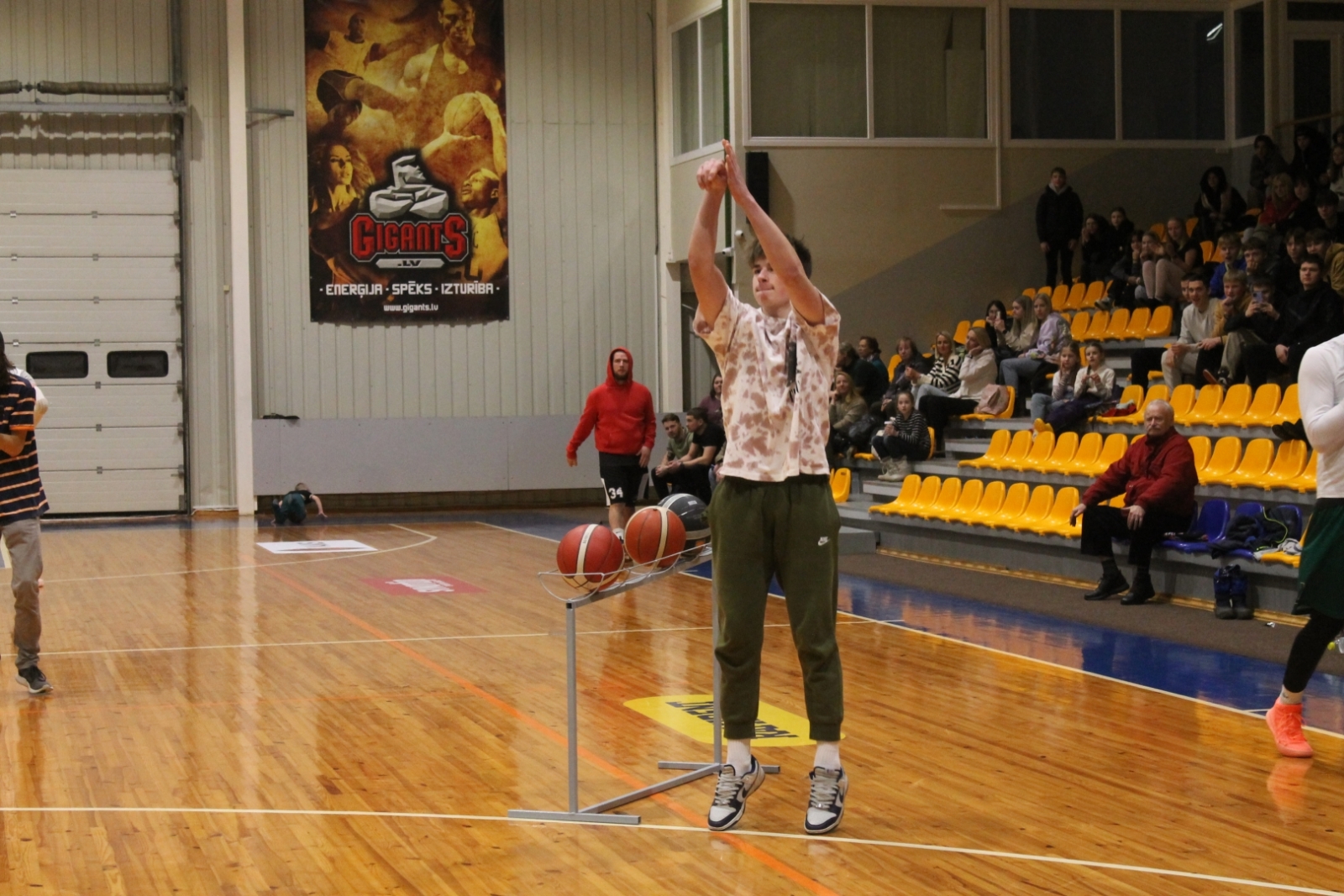 Attēls ar Gulbenes novada 2022./23.gada atklātā basketbola čempionātā vīriešiem dalībniekiem
