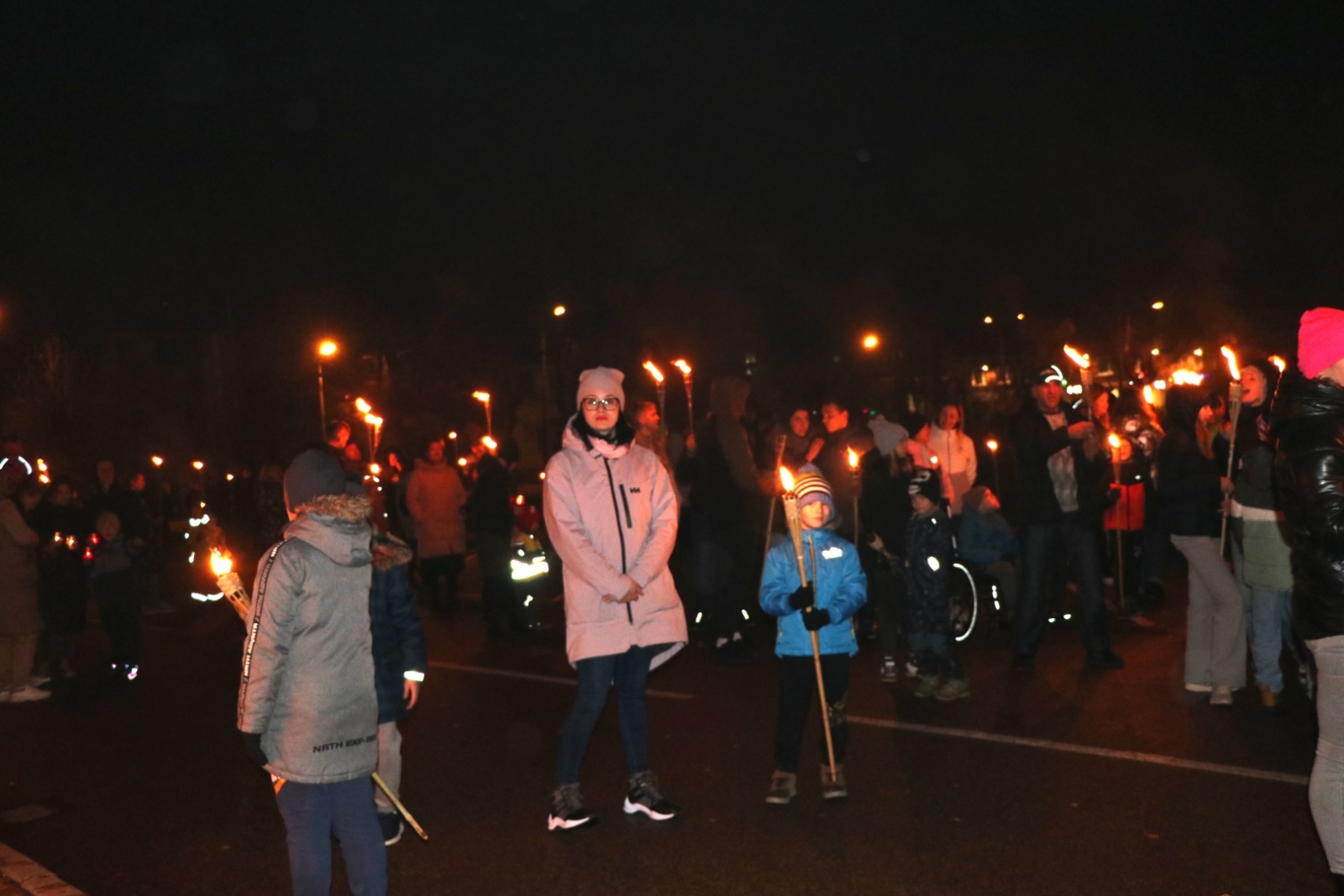 Lāpu gājiens Gulbenē pulcē lielu skaitu iedzīvotāju