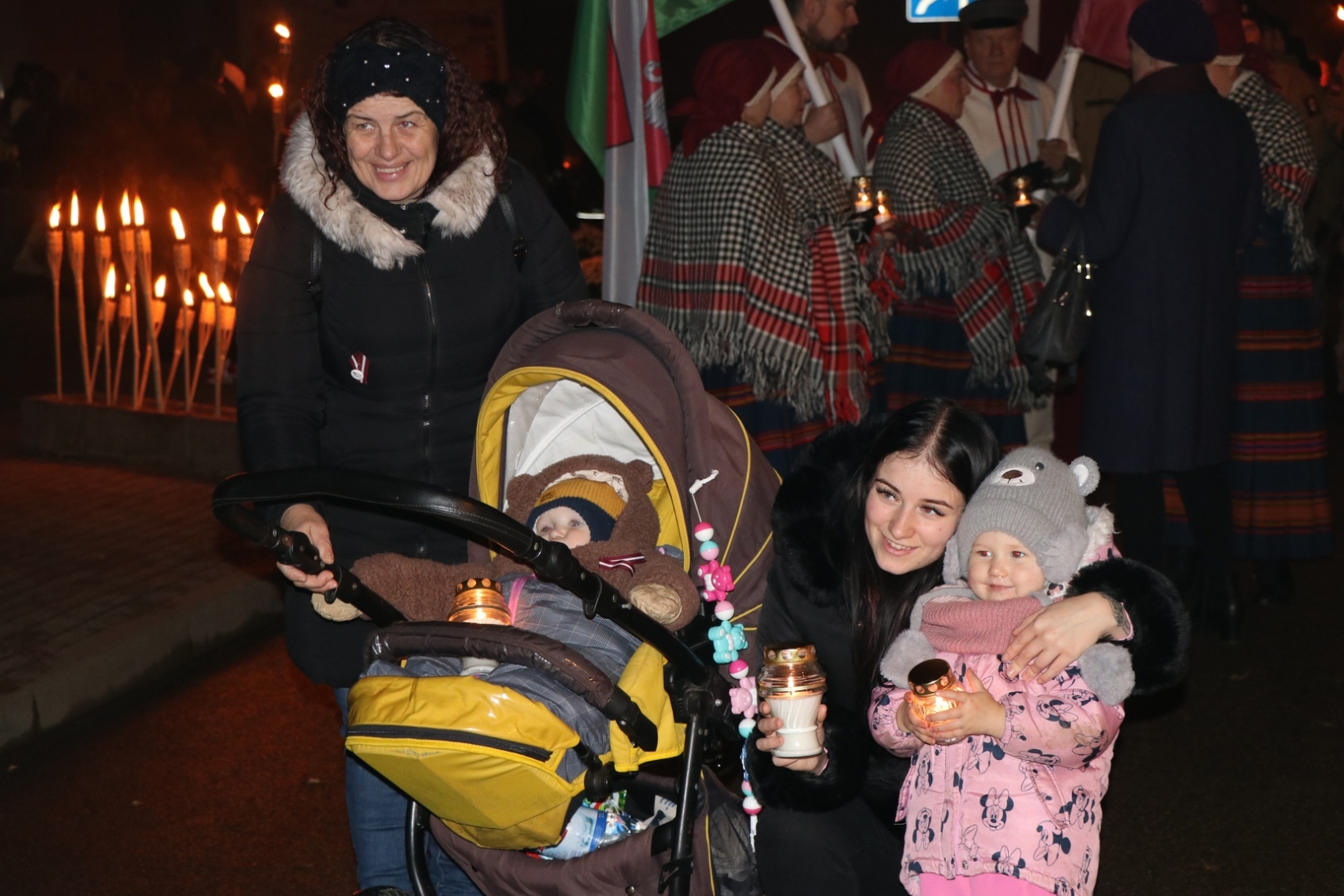 Lāpu gājiens Gulbenē pulcē lielu skaitu iedzīvotāju