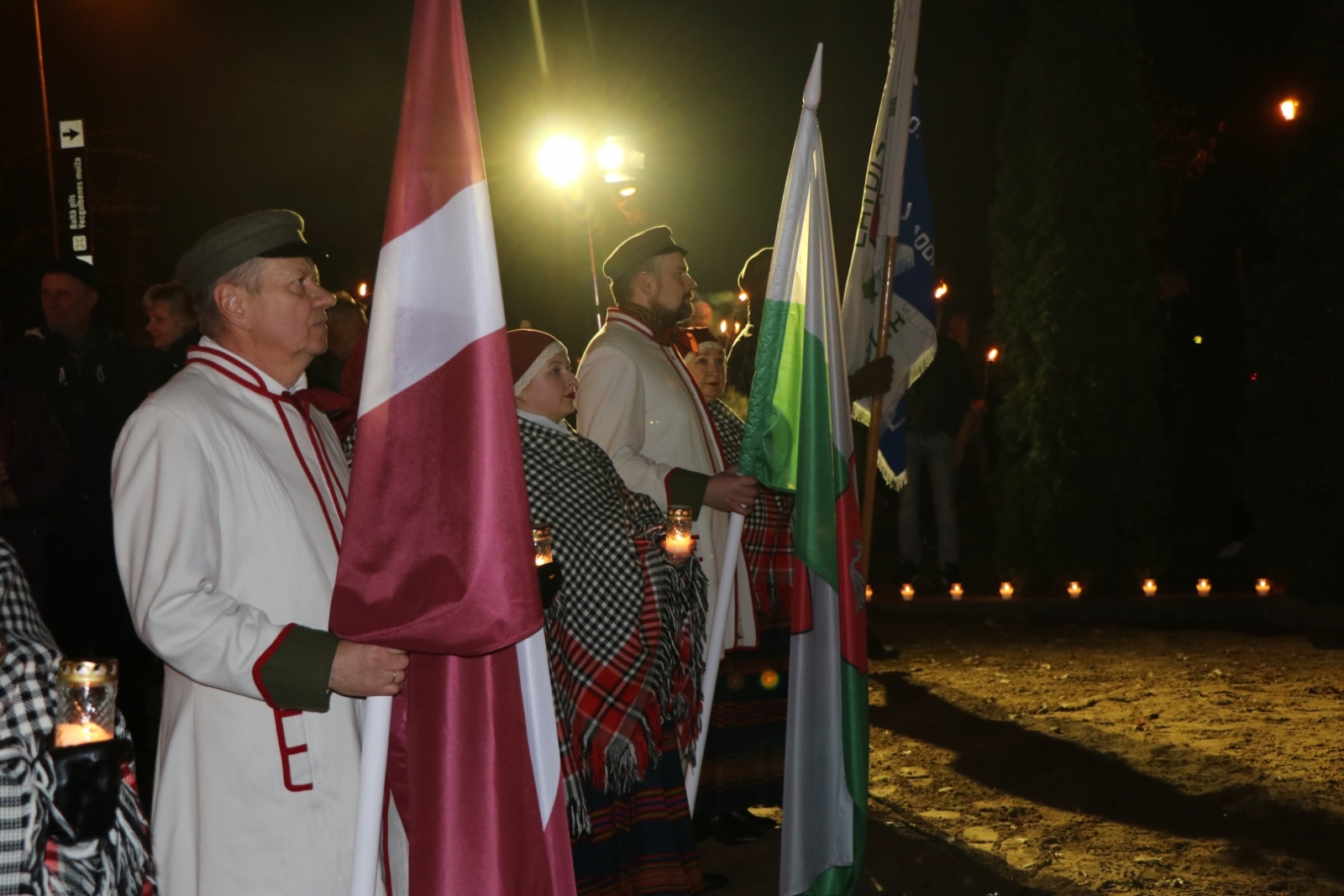 Lāpu gājiens Gulbenē pulcē lielu skaitu iedzīvotāju