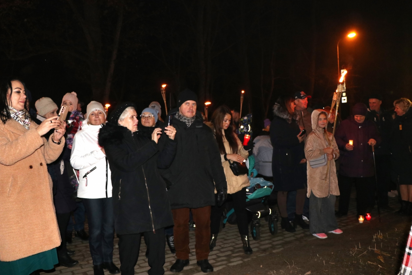 Lāpu gājiens Gulbenē pulcē lielu skaitu iedzīvotāju