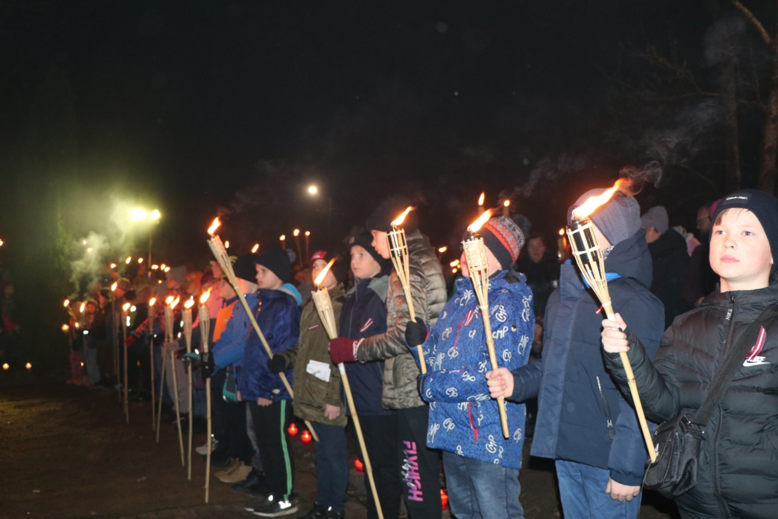 Lāpu gājiens Gulbenē pulcē lielu skaitu iedzīvotāju