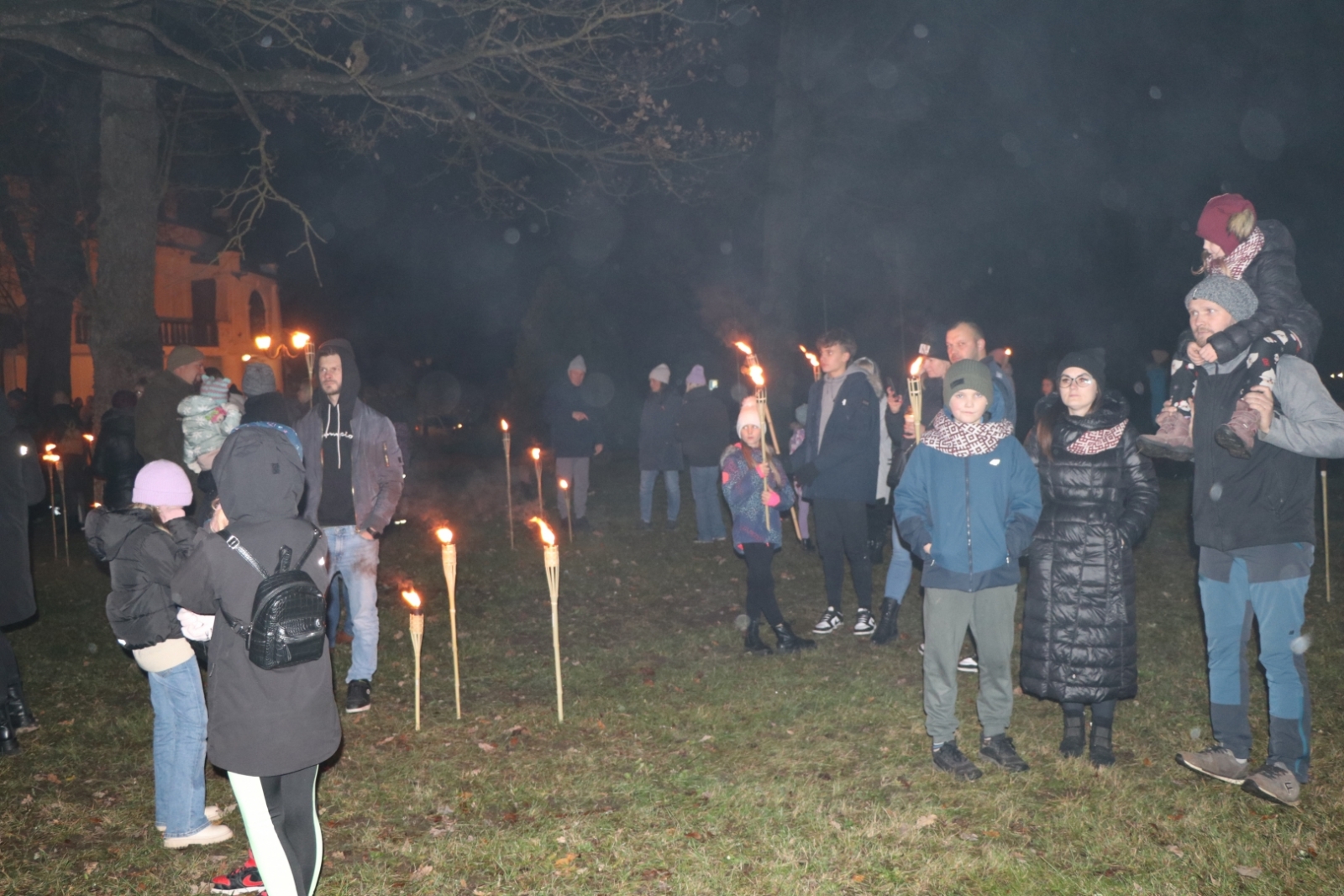Lāpu gājiens Gulbenē pulcē lielu skaitu iedzīvotāju