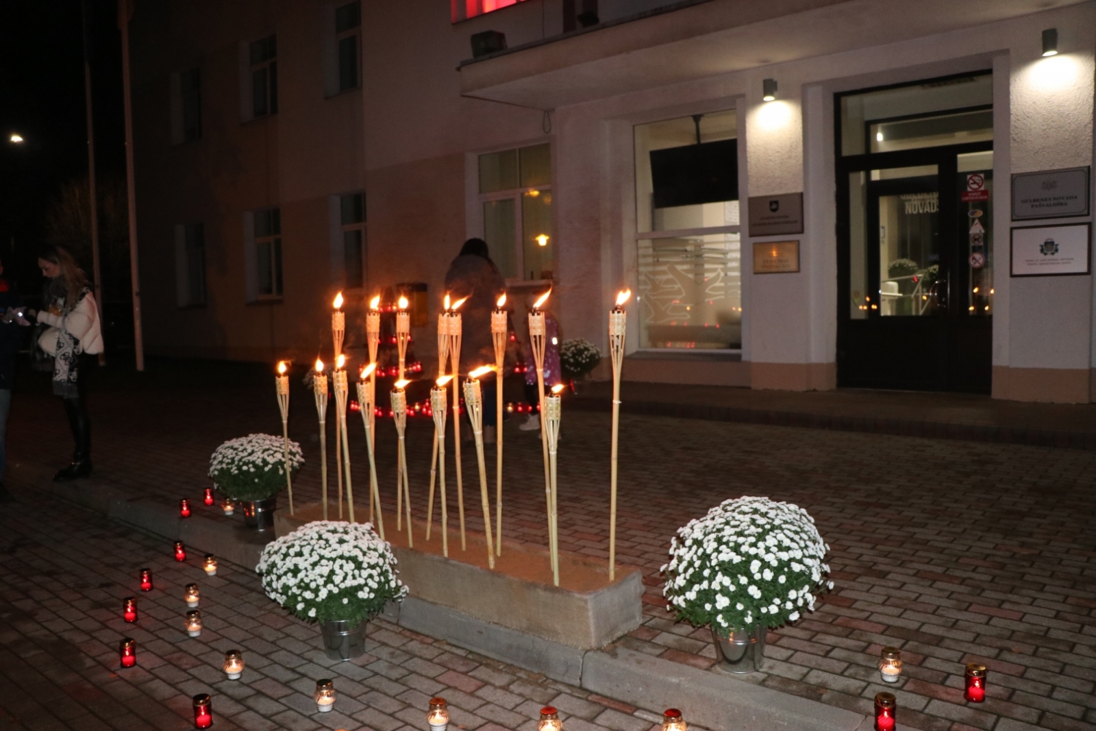 Lāpu gājiens Gulbenē pulcē lielu skaitu iedzīvotāju