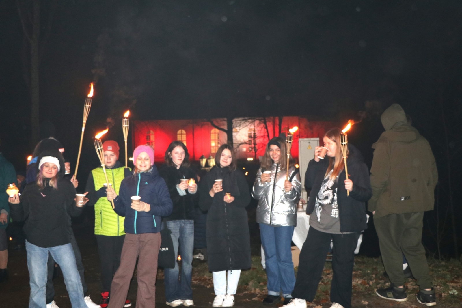 Lāpu gājiens Gulbenē pulcē lielu skaitu iedzīvotāju