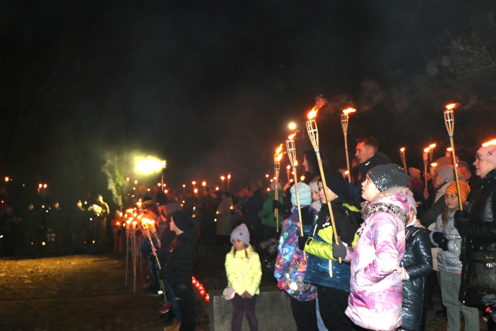 Lāpu gājiens Gulbenē pulcē lielu skaitu iedzīvotāju