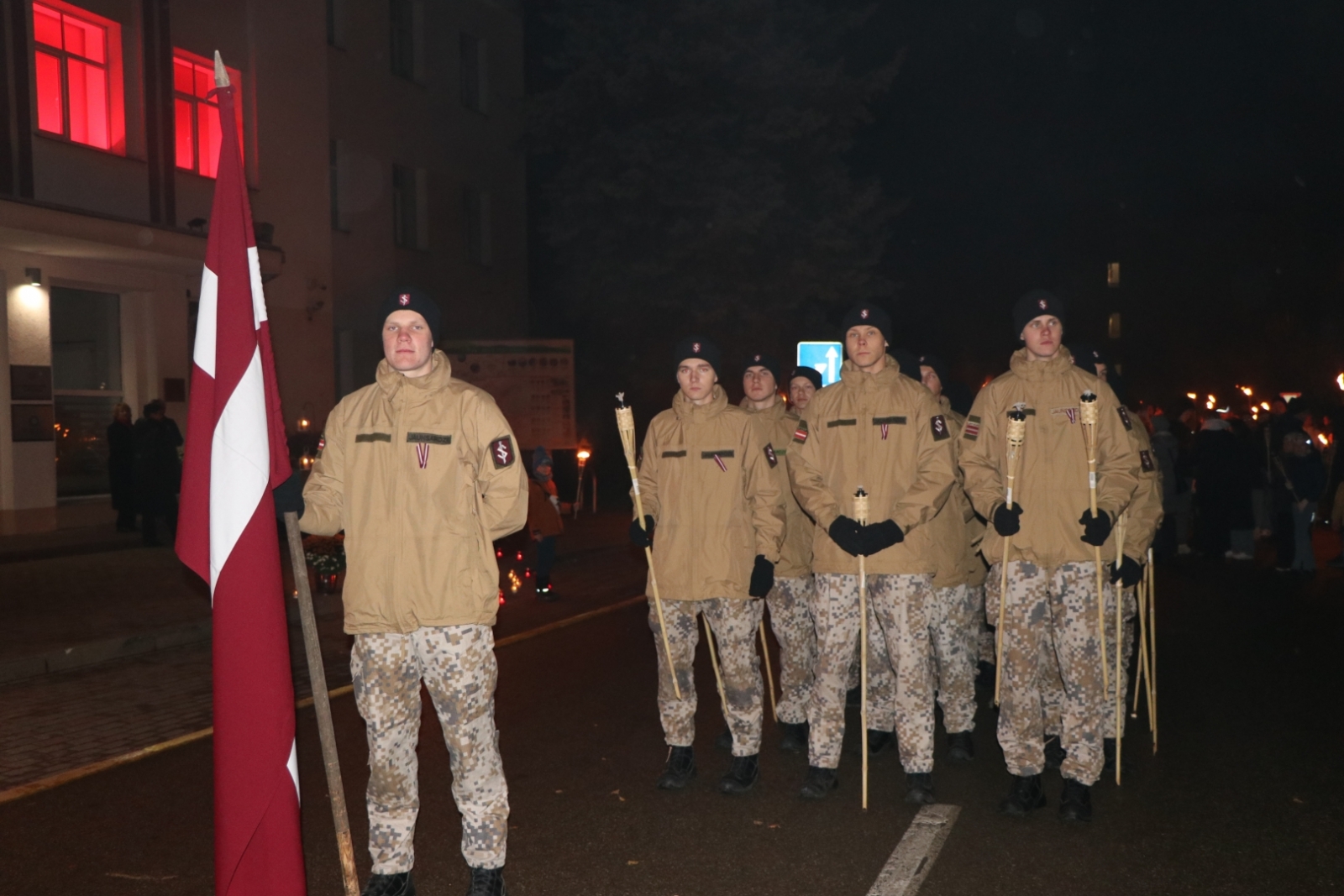 Lāpu gājiens Gulbenē pulcē lielu skaitu iedzīvotāju