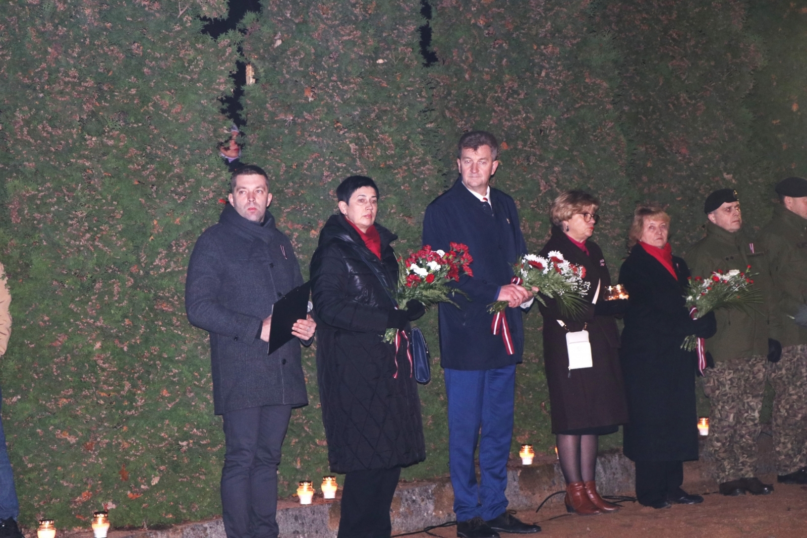 Lāpu gājiens Gulbenē pulcē lielu skaitu iedzīvotāju