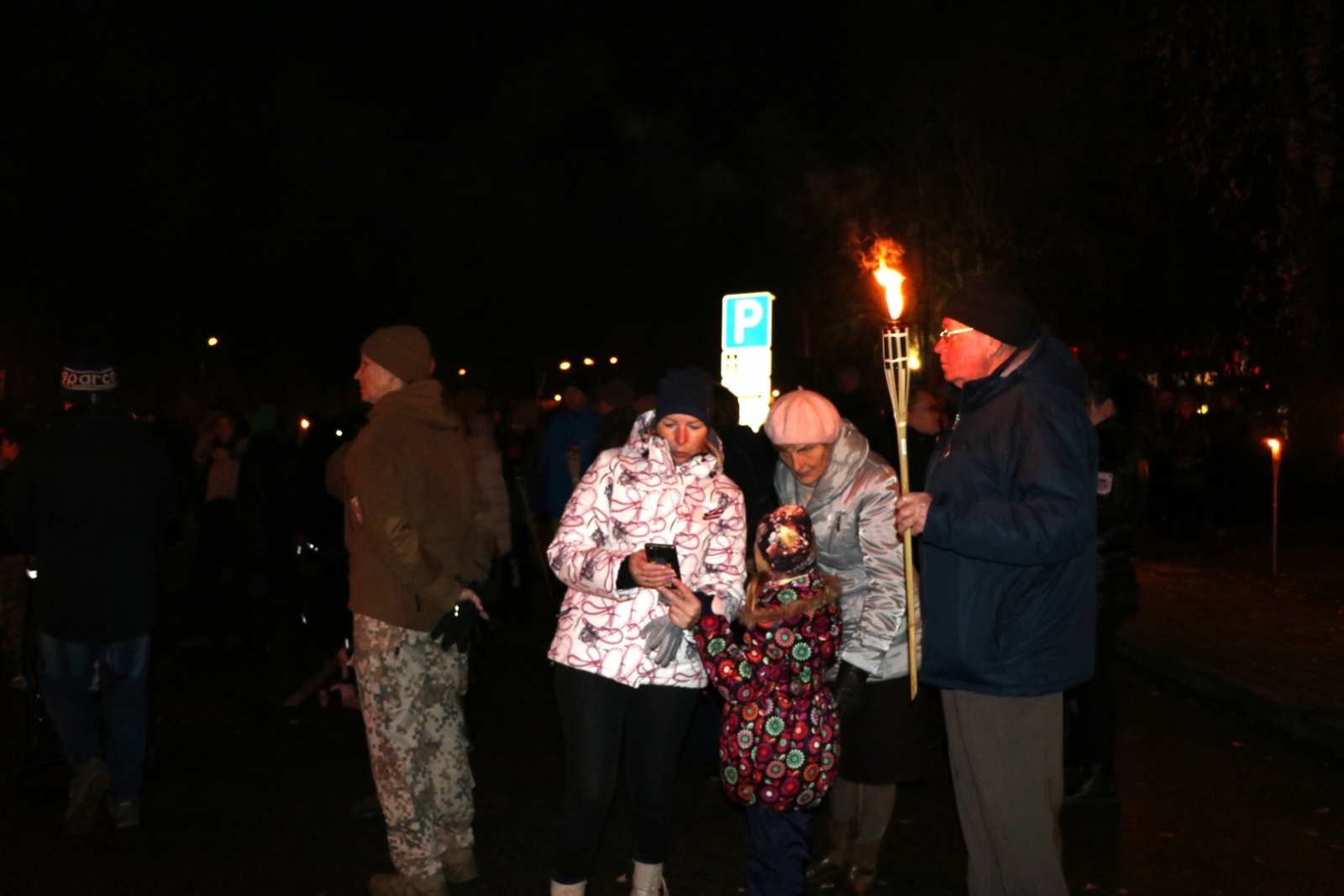 Lāpu gājiens Gulbenē pulcē lielu skaitu iedzīvotāju
