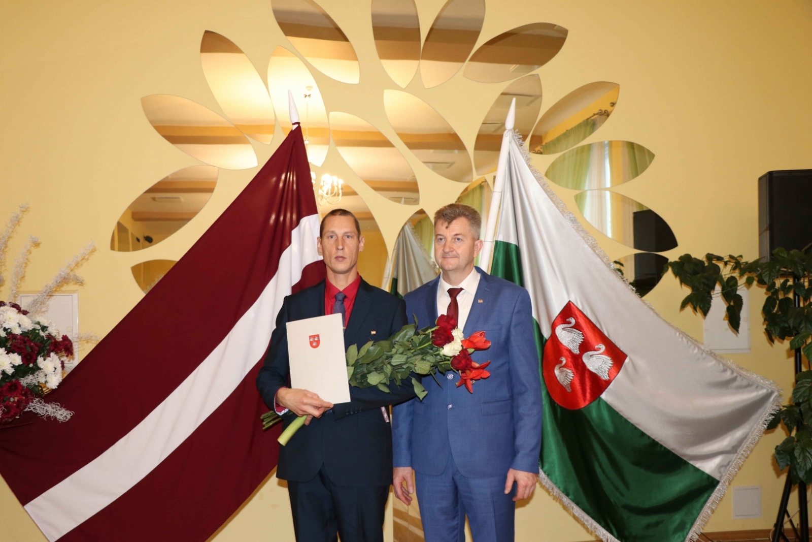 Pasniedz apbalvojumus