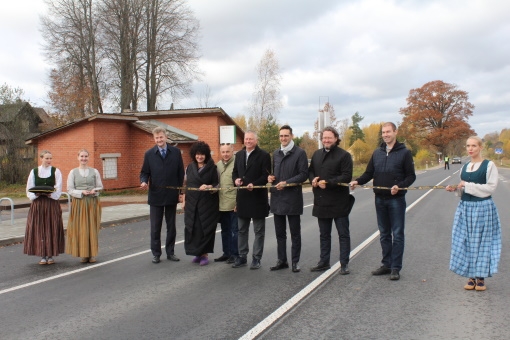 Atklāj pārbūvēto autoceļa P27 Smiltene–Gulbene posmu