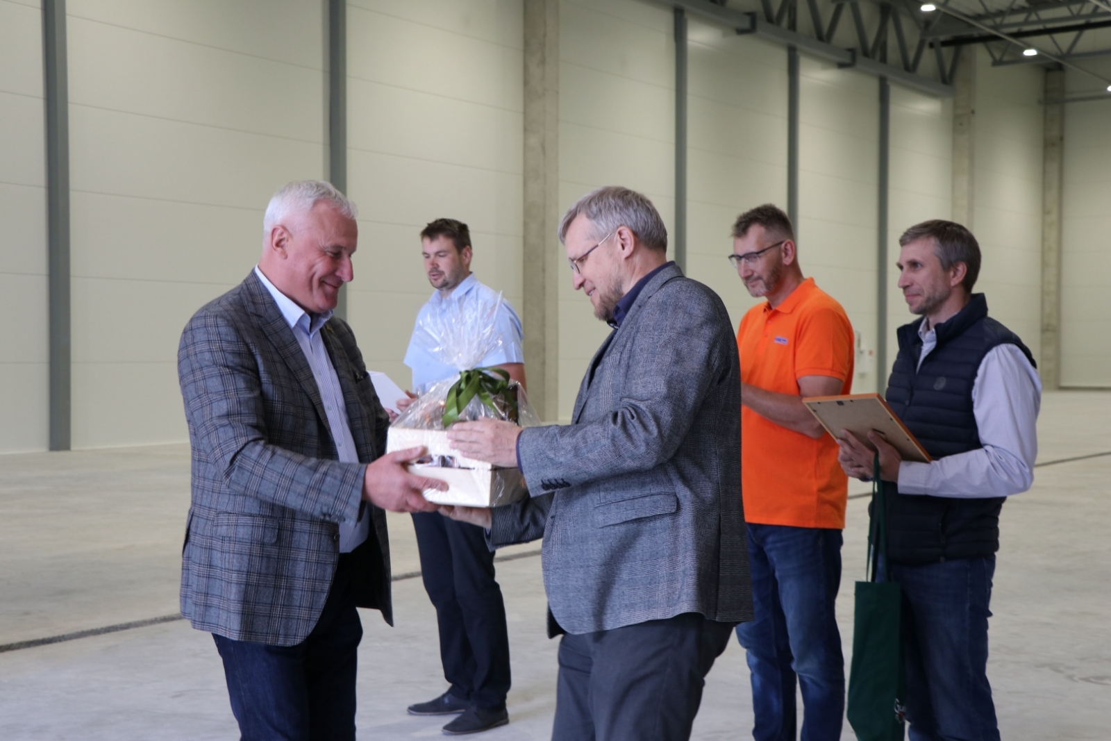 Attēls:Lizuma “Pinkās” simboliski pasniedz atslēgas jaunajiem nomniekiem 